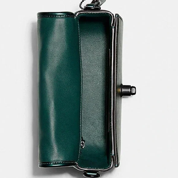 💚🪅NWT COACH DINKY 18 QUILTED BAG IN METALLIC DARK GREEN - Picture 4 of 15